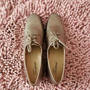 Trotters womens NWOT gold woven shoes size 8.5